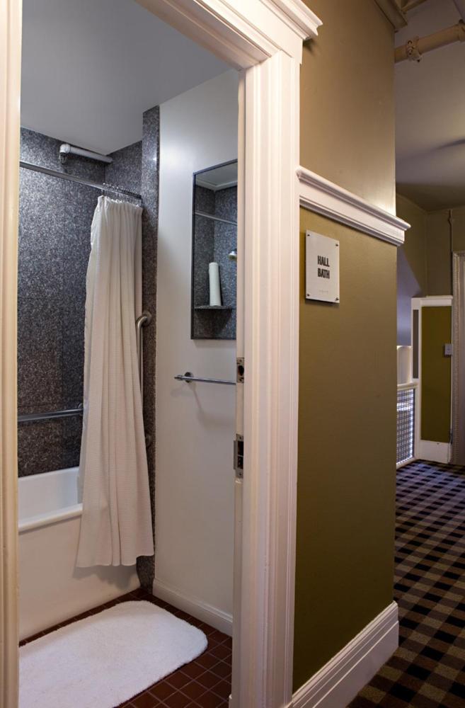 Double Room with Shared Bathroom interior